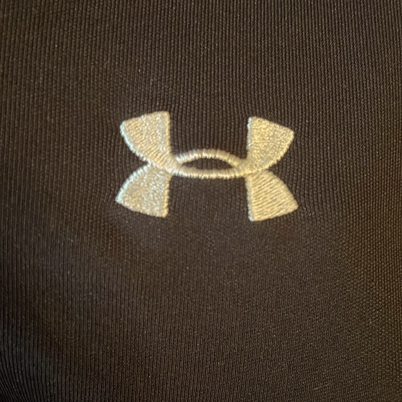 Under Armour black polo size Medium. Great for golf,tennis,a game day, or hiking - Picture 2 of 4